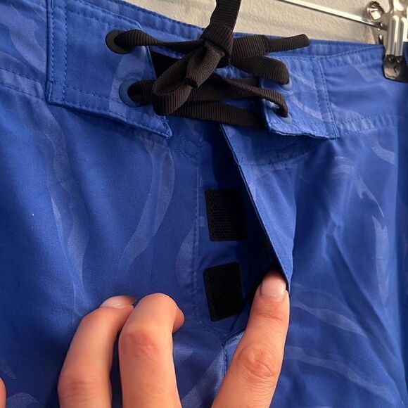 Under Armour Heat Gear Men's Blue Wave Print Loose Swim Board Shorts - Picture 4 of 7